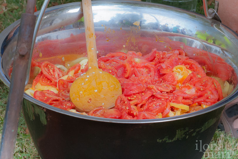 Beim Lecsó Festival werden Paprika und Tomaten im Kessel verrührt.