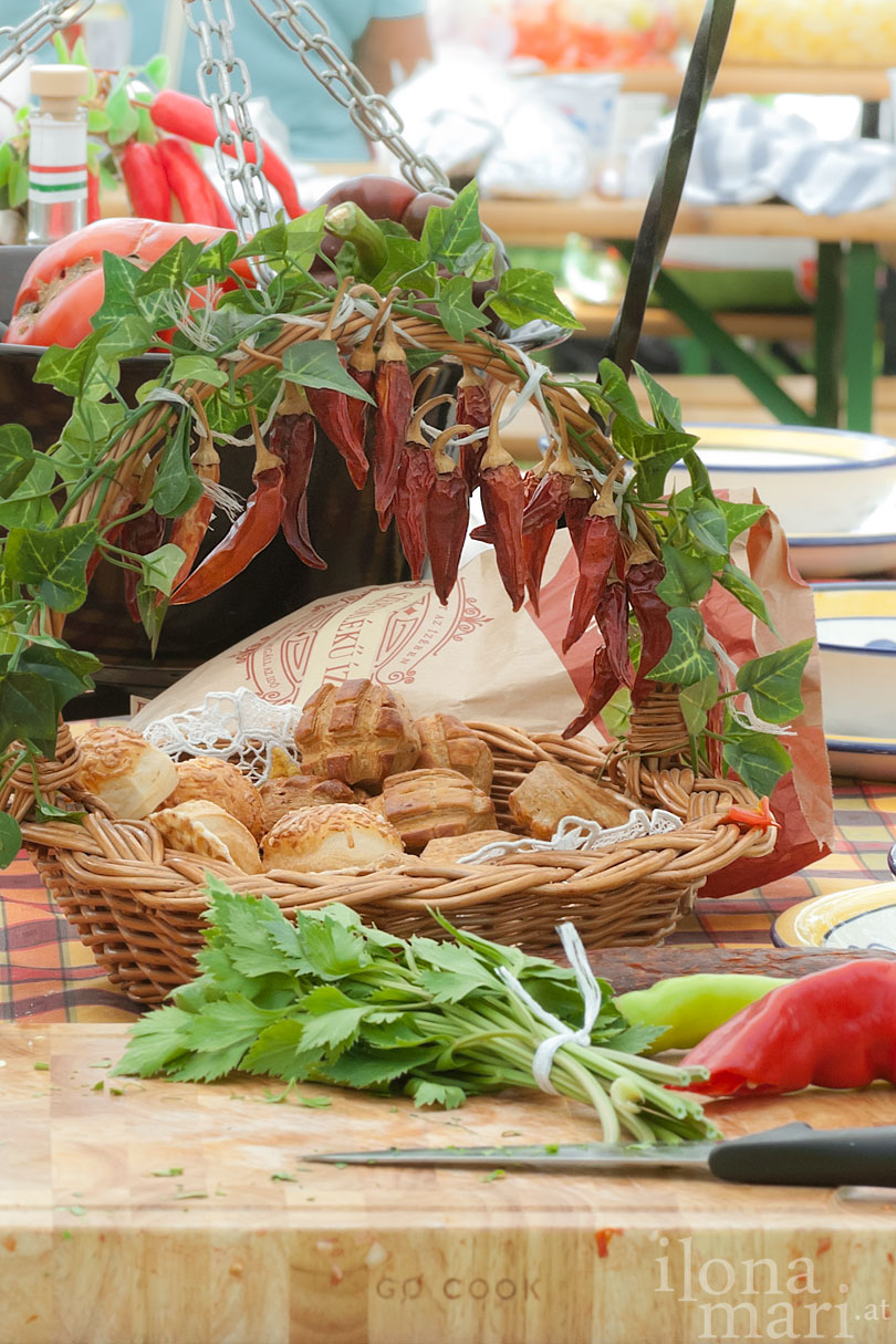 Gedeckter Tisch beim Lecsó Festival von Balatonszárszó