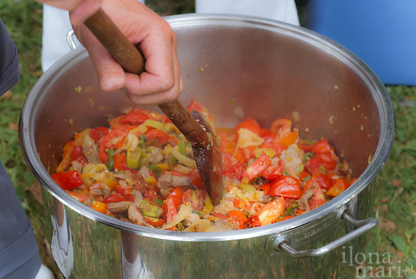 Beim Lecsó Festival rührt der Koch die Speise im Kochtopf immer wieder um.
