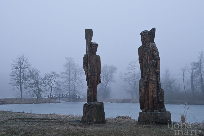 Holzfiguren in der Teichlandschaft von Sárvár